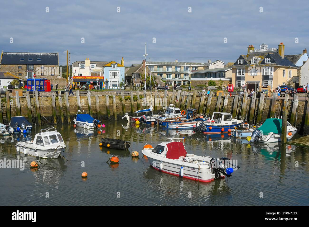 Boote im Hafen im Badeort West Bay in Dorset an einem Nachmittag mit heißer Herbstsonne. Stockfoto