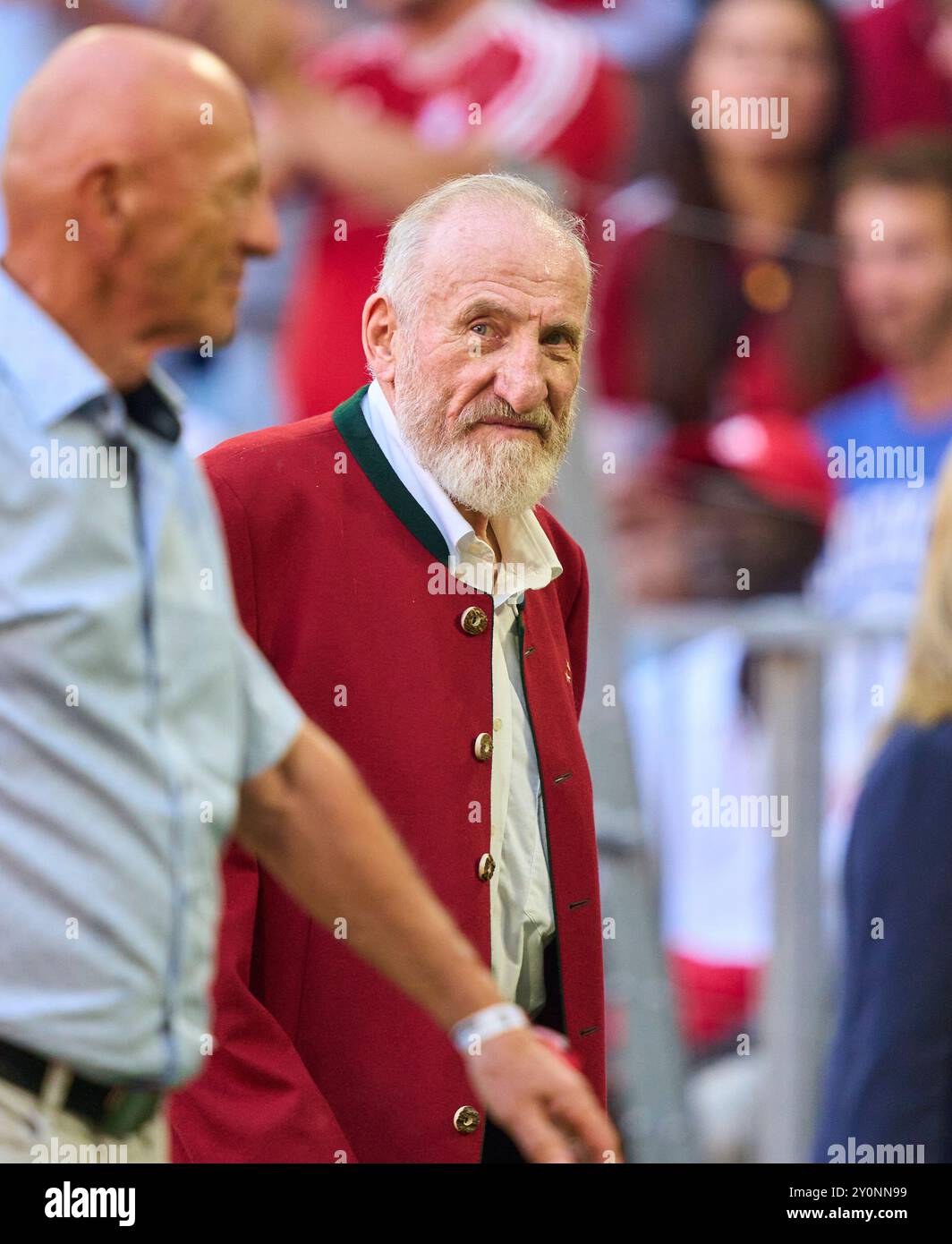 Helden des triumphs im Landesmeistercup 1974: Paul Breitner, Franz Bulle Roth, Conny Torstensson (SWE), Johnny Hansen, Viggo Jensen (DEN), Gernot Rohr, Hans-Georg (Katsche) Schwarzenbeck (Foto), Uli Hoeness, Herbert Zimmermann, Bernd Gersdorff, Rainer Zobel, Sepp Maier, im Spiel FC BAYERN MÜNCHEN - SC FREIBURG 2-0 am 1. September 2024 in München. Saison 2024/2025, 1.Bundesliga, FCB, München, Spieltag 2, 2.Spieltag-Fotograf: ddp-Bilder / STAR-Bilder - DFL-VORSCHRIFTEN VERBIETEN JEDE VERWENDUNG VON FOTOGRAFIEN als BILDSEQUENZEN und/oder QUASI-VIDEO - Stockfoto