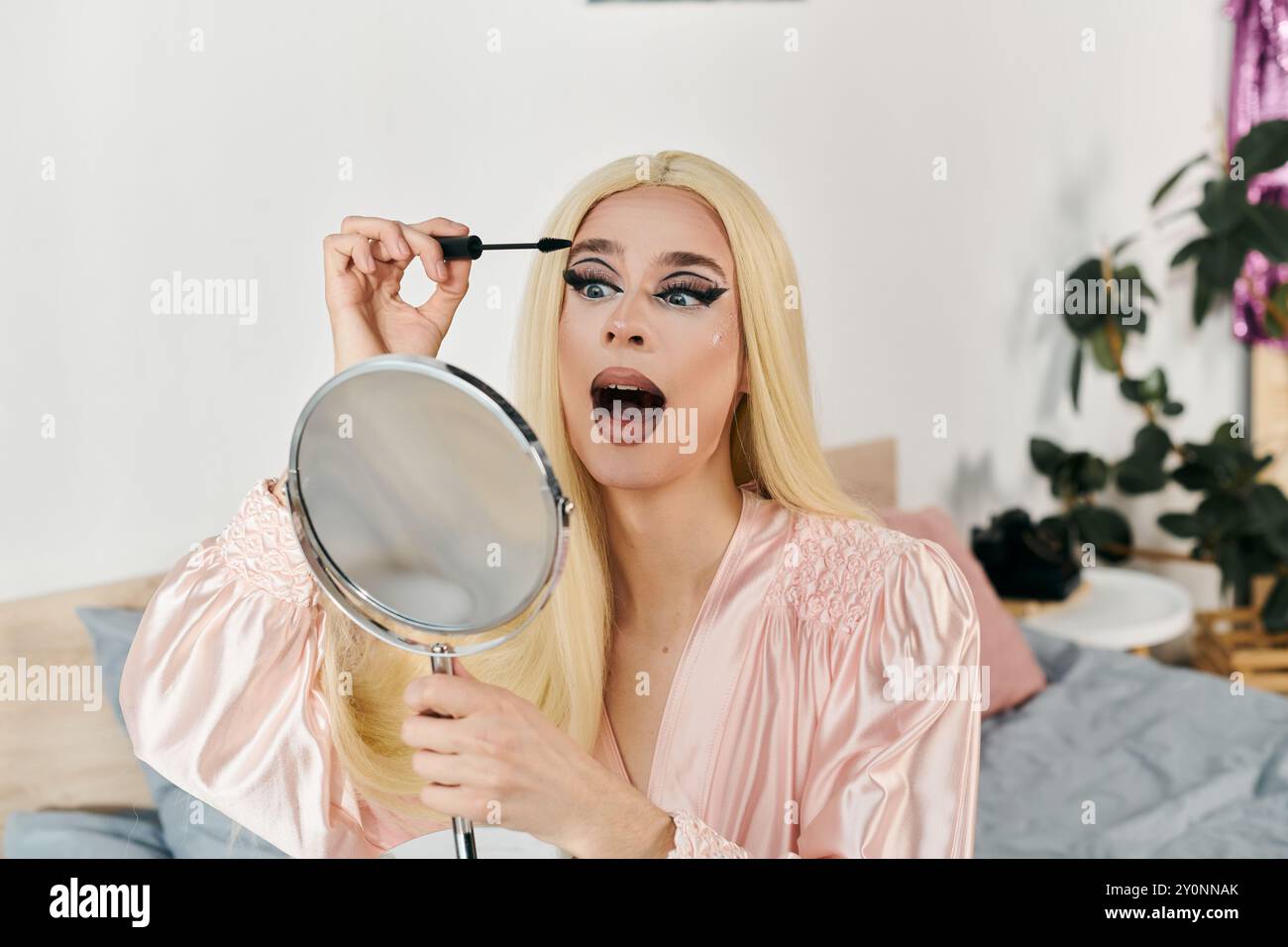 Drag Queen perfektioniert ihr Make-up in einem stilvollen Interieur. Stockfoto