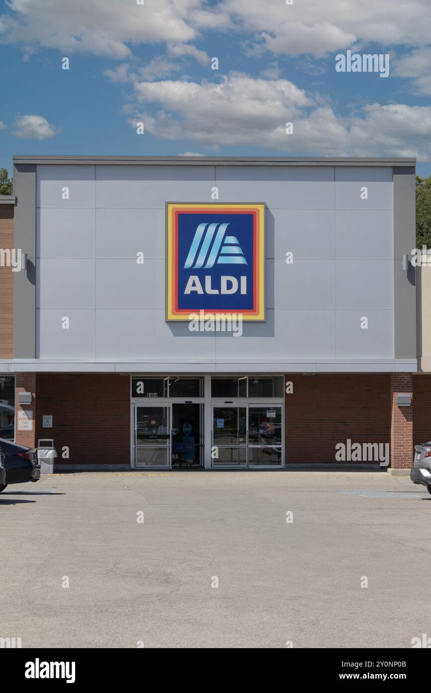 Indianapolis - 1. September 2024: Aldi Discount Supermarkt. Aldi verkauft eine Reihe von Lebensmitteln, darunter Produkte, Fleisch und Milchprodukte, zu Rabattpreisen Stockfoto