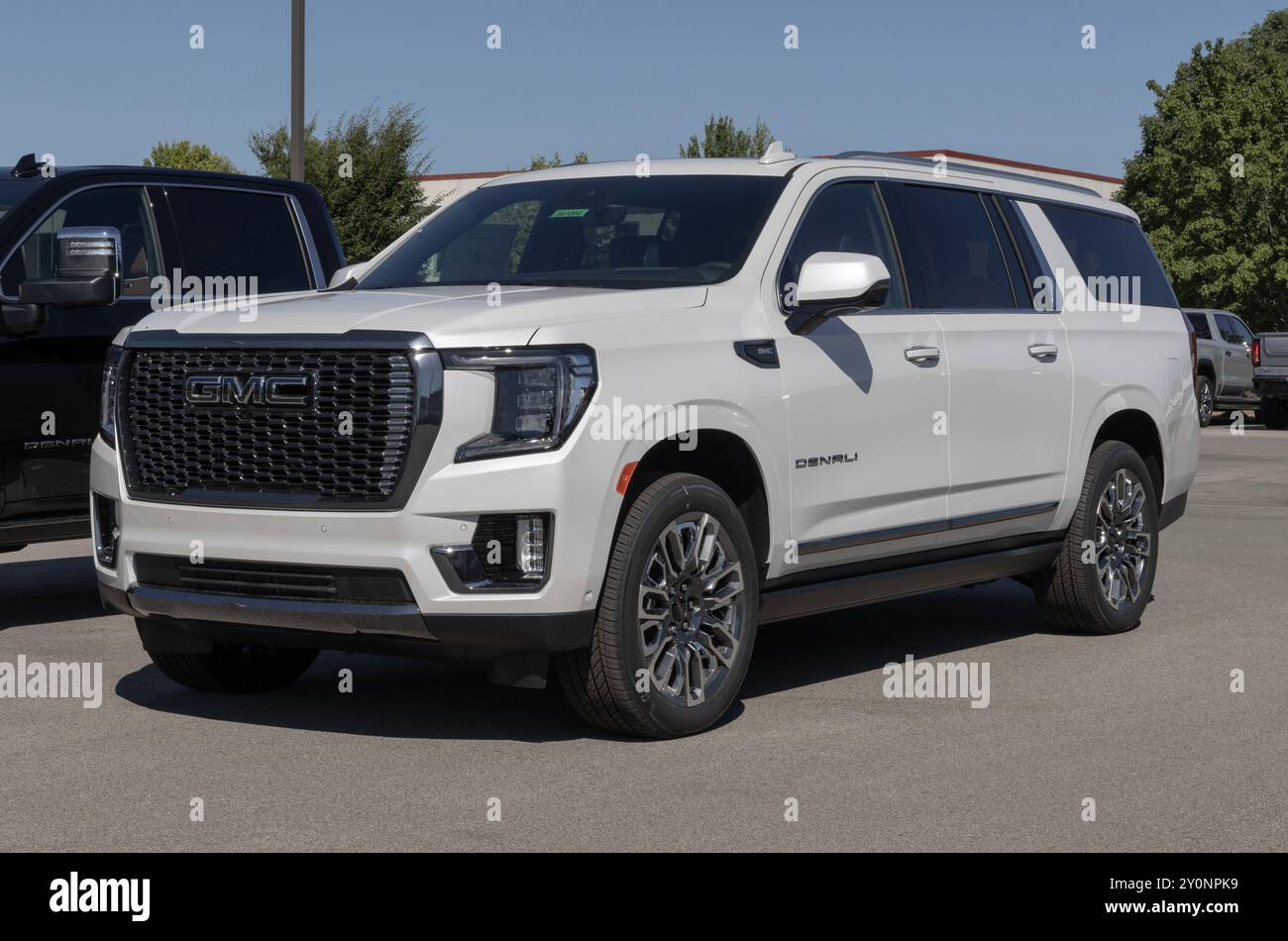 Carmel - 1. September 2024: GMC Yukon XL 4WD Denali Ultimate Display. GMC bietet den Yukon mit einem 6,2 l EcoTec3 V8-Motor an. MEIN:2024 Stockfoto