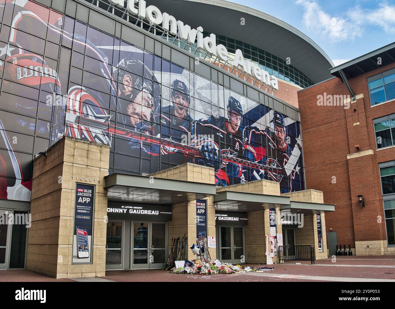 Ein Denkmal für die Columbus Blue Jackets von Johnny Gaudreau und seinem Bruder Matthew Gaudreau in der Nationwide Arena in Columbus, Ohio Stockfoto