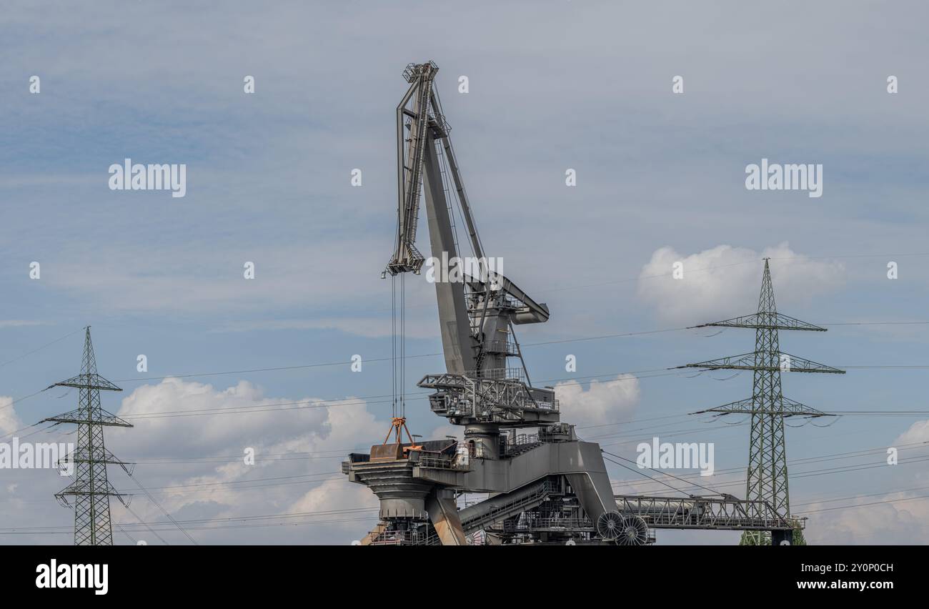 , Deutschland, Rheinland-Pfalz, Altrip, Rheinauen, 03.09.2024, ein großer Industriekran am Großkraftwerk Mannheim arbeitet mit einer Greifschaufel, W Stockfoto