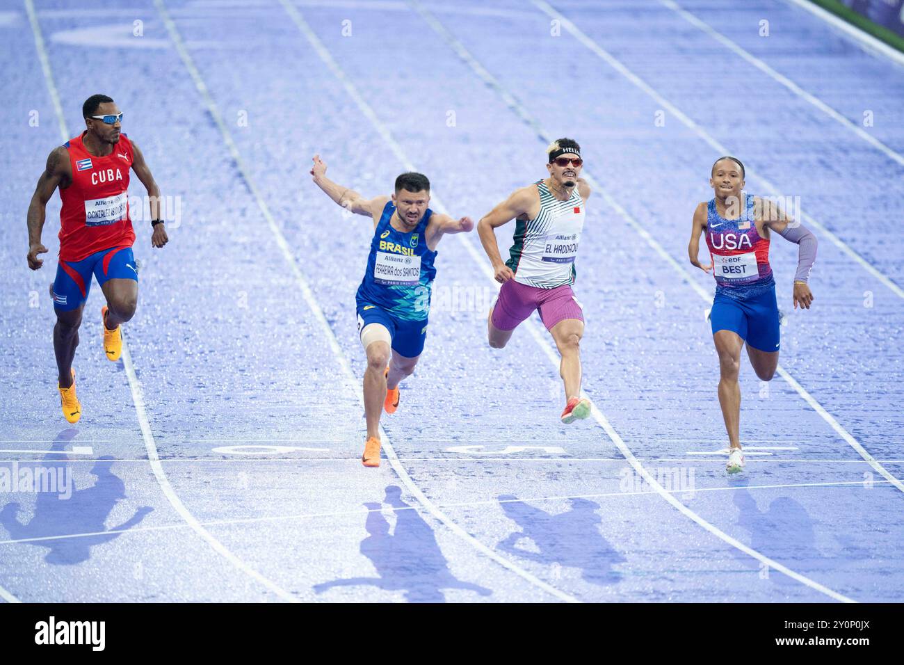 Petrucio Ferreira Dos Santos aus Brasilien feiert nach dem Sieg im 100 m langen T47-Finale der Männer das Stade de France am 1. Tag der Para Athletics of the Paralympic Games 2024. (Foto: Ben Booth / SOPA Images/SIPA USA) Stockfoto