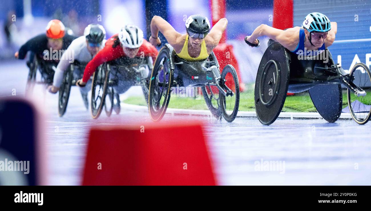 Madison de Rozario aus Australien tritt während der 5000-m-T54-Rennen der Frauen am 1. Tag der Para Athletics of the Paralympic Games 2024 im Stade de France an. (Foto: Ben Booth / SOPA Images/SIPA USA) Stockfoto