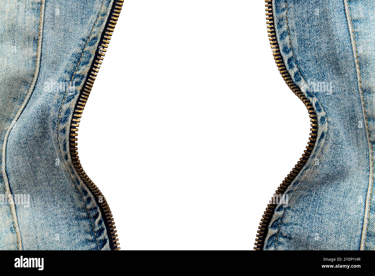 Metallverschluss auf Jeansjacke auf weißem Hintergrund. Leerer Bereich. Reißverschlussverriegelung isolieren Stockfoto