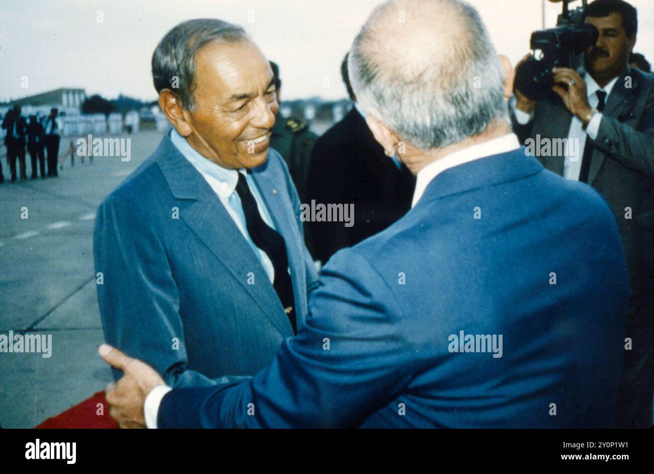 29-06-1990 Rabat Archivio Storico Olycom/LaPresse Hassan II (Rabat, 9 luglio 1929 – Rabat, 23 luglio 1999) è stato Re del Marocco dal 1961 fino alla sua morte, quando gli è succduto il figlio Muhammad VI. Apparteneva alla dinastia in aller Welt. Nella Foto: Re Hassan II di Marocco riceve Hussein di Giordania a Rabat im Foto: König Hassan II. Von Marokko empfängt Hussein von Jordanien Stockfoto