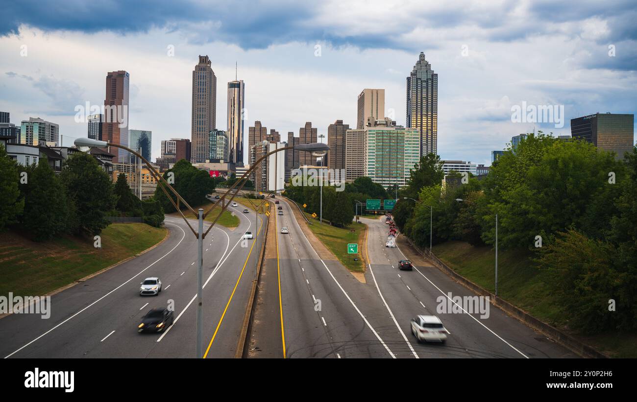 Atlanta, GA, USA: 31. August 2024: Panoramablick auf die Skyline von Atlanta bei Sonnenuntergang mit langer Exposition und Lichtspuren Stockfoto