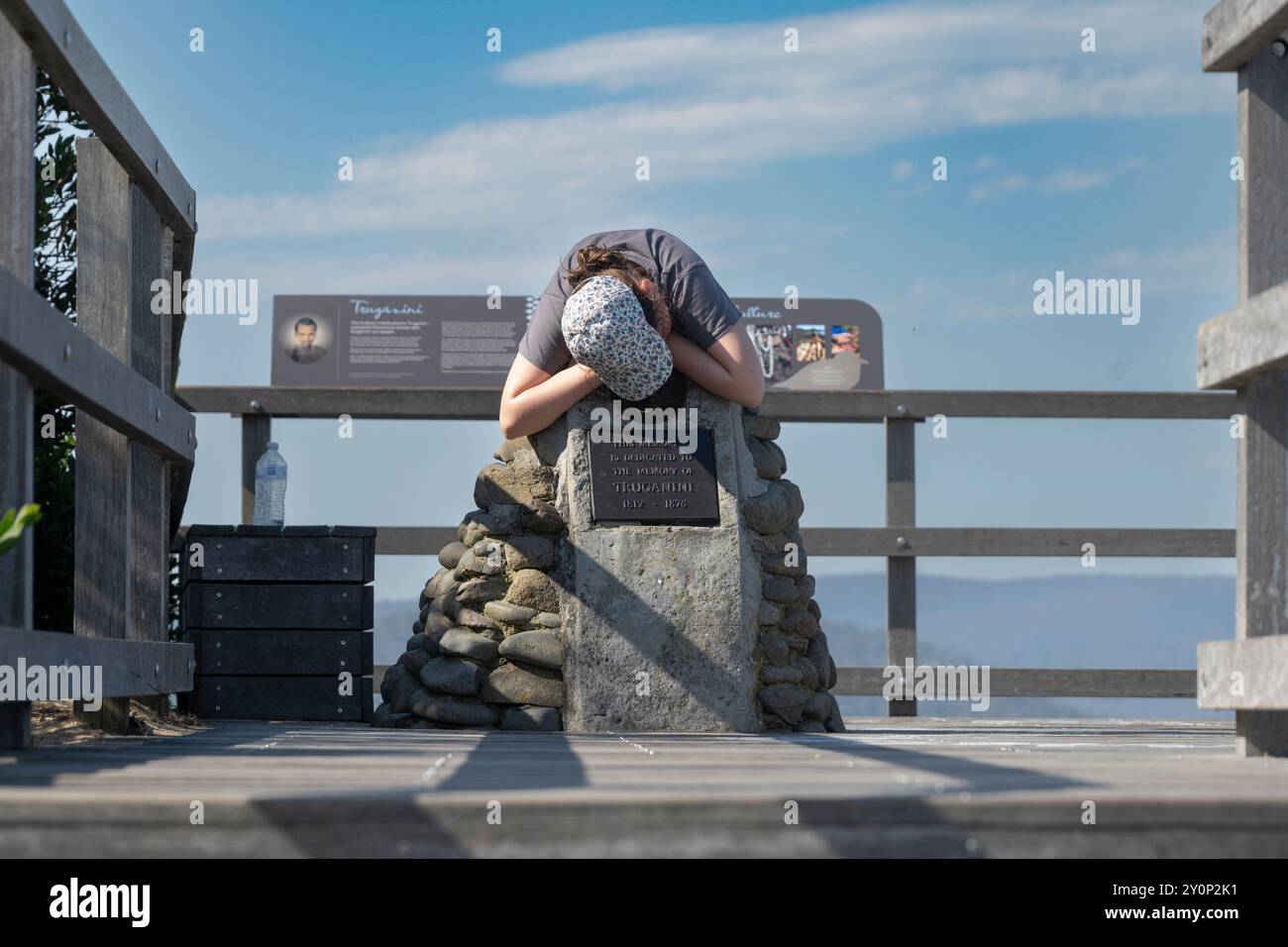 Weibliche Touristen, die sich über eine Truganini-Gedenktafel am Neck Game Reserve Lookout beugen, einer schmalen, langen Landzunge, die das Nord- und Südende verbindet Stockfoto