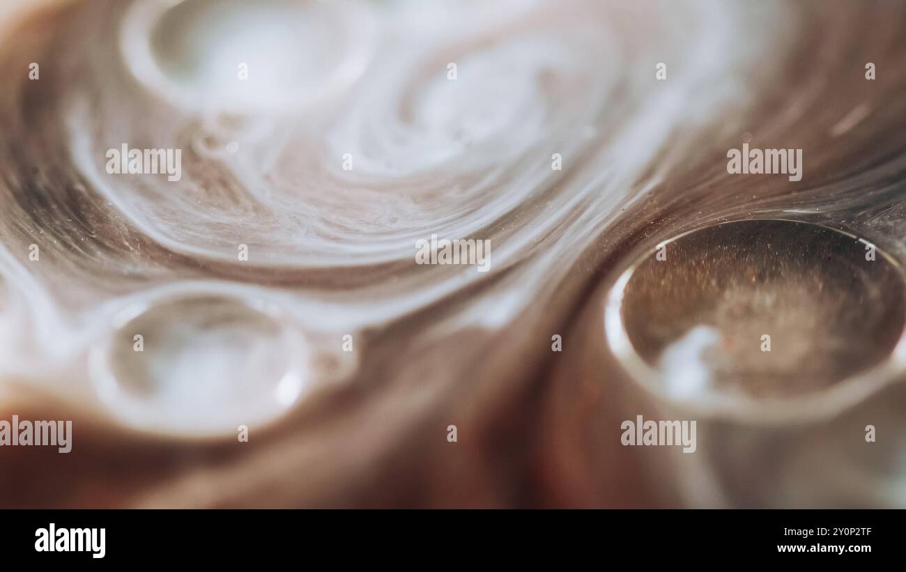 Luxuriöser Glitzer. Lackrauch. Ölblase. Defokussierte braune metallische Farbe Schimmer Gel fließende Schönheit Brillanz flüssiges Make-up Tropfen flüssiger abstrakter Kunsthintergrund. Stockfoto