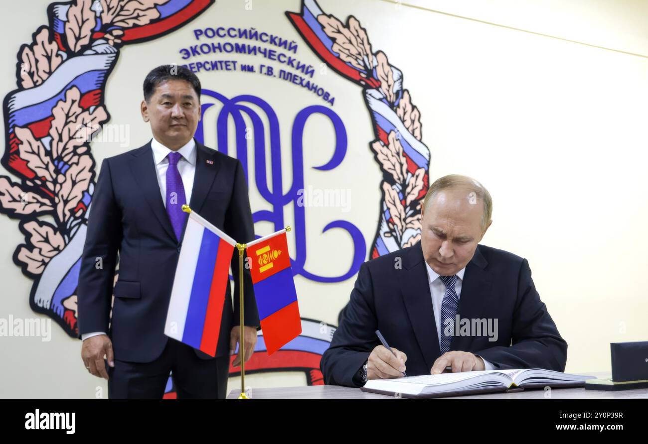 Ulaanbaatar, Mongolei. September 2024. Der russische Präsident Wladimir Putin, rechts, unterschreibt das Gästebuch als der mongolische Präsident Uchnaagiin Hurelsukh, links, während eines Besuchs der Plechanow Russischen Wirtschaftsuniversität am 3. September 2024 in Ulaanbaatar, Mongolei, zusieht. Quelle: Vyacheslav Prokofyev/Kreml Pool/Alamy Live News Stockfoto