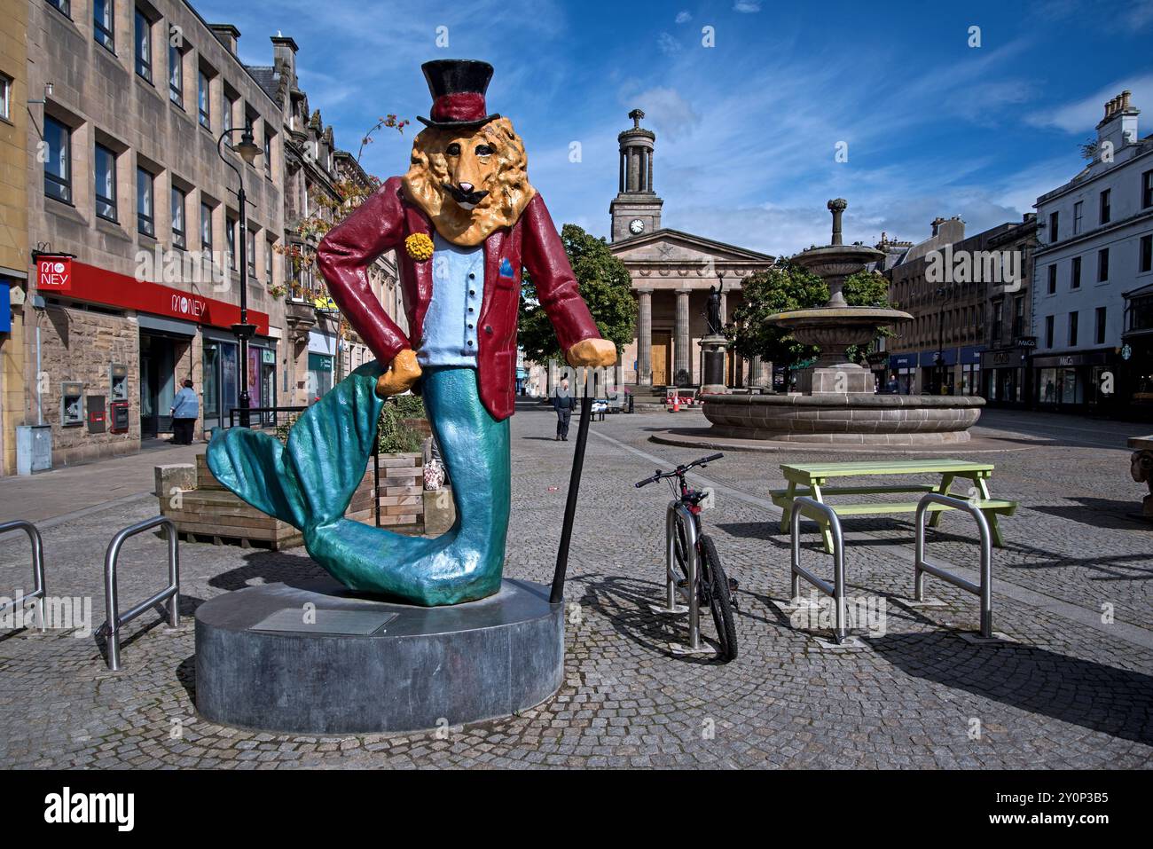 Die Dandy Lion-Skulptur in Elgin's High Street ist ein verblüffendes Biest - zum Teil Löwe, zum Teil Meerjungfrau und zum Teil Top-Hut getragen, mit Schnurrbart-Hipster. Stockfoto