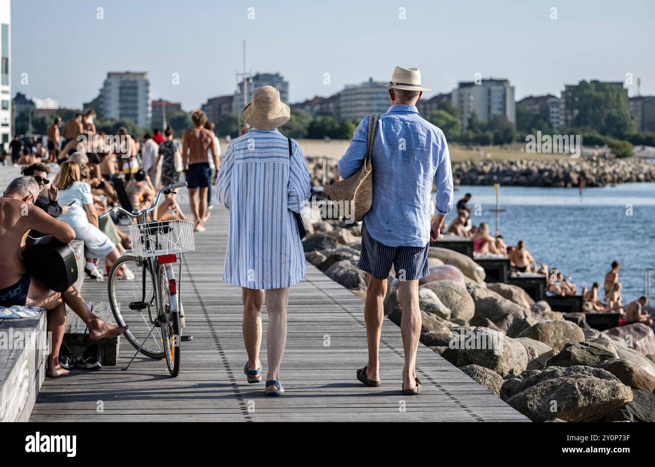 MALMÖ 2024-09-03. September 2024 die Menschen genießen warme und sonnige Weahter auf der Promenade Sundspromenaden in Malmö, Schweden. Dienstag bot hohe Sommertemperaturen mit knapp 30 Grad. Am Mittwoch und Donnerstag kann die Temperatur über die 30-Grad-Marke im südlichen Ende des Landes steigen. Nach Angaben des Schwedischen Meteorologischen und hydrologischen Instituts (SMHI) könnte dies bedeuten, dass mehrere Temperaturaufzeichnungen gebrochen werden. Foto: Johan Nilsson/TT/Code 50090 Credit: TT News Agency/Alamy Live News Stockfoto