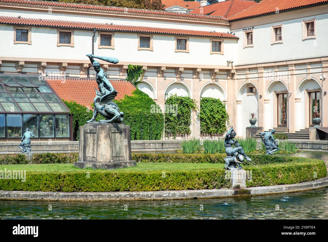 Waldsteingarten und barockes Schloss Wallenstein, das den Senat der Tschechischen Republik beherbergt, am 3. September im Stadtteil Mala Strana, Prag, Tschechien Stockfoto