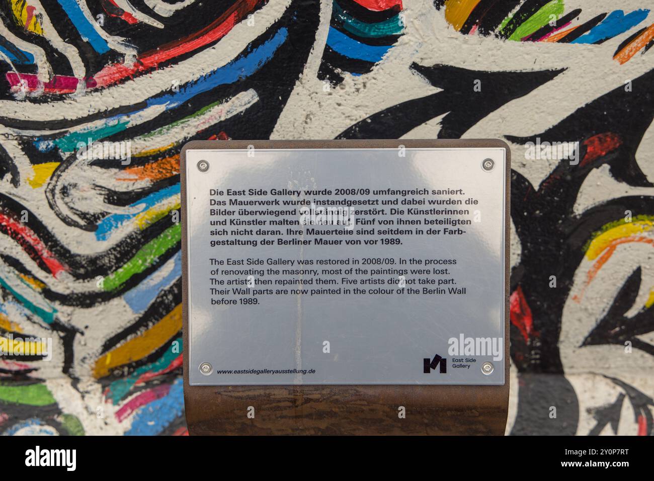 Schilder an der Berliner Mauer, East Side Gallery Berlin, Deutschland, Europa über die Restaurierung/Renovierung Stockfoto