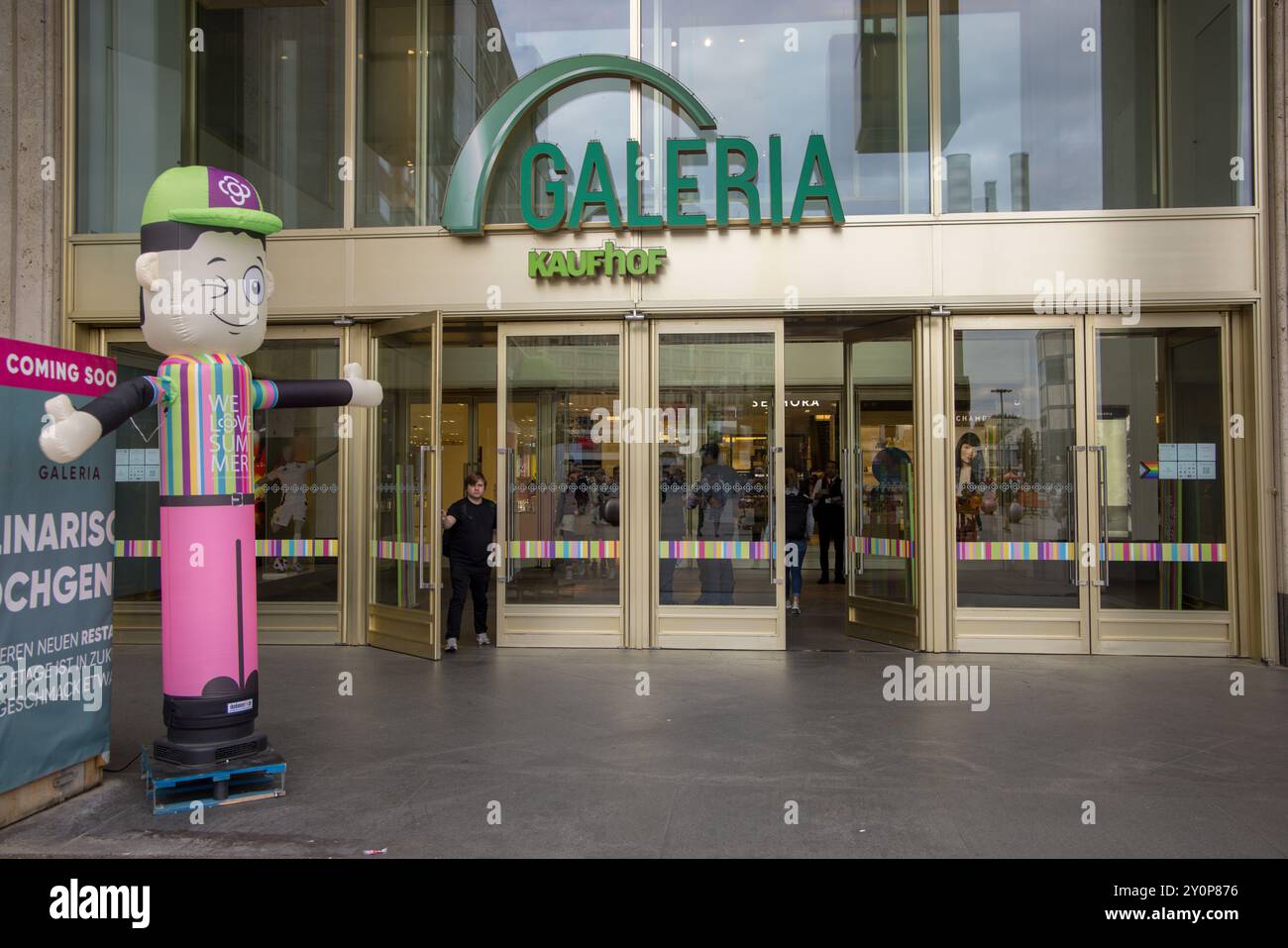 Eingang der Galeria Kaufhof am Alexanderplatz in Berlin, Deutschland, mit Logo Stockfoto