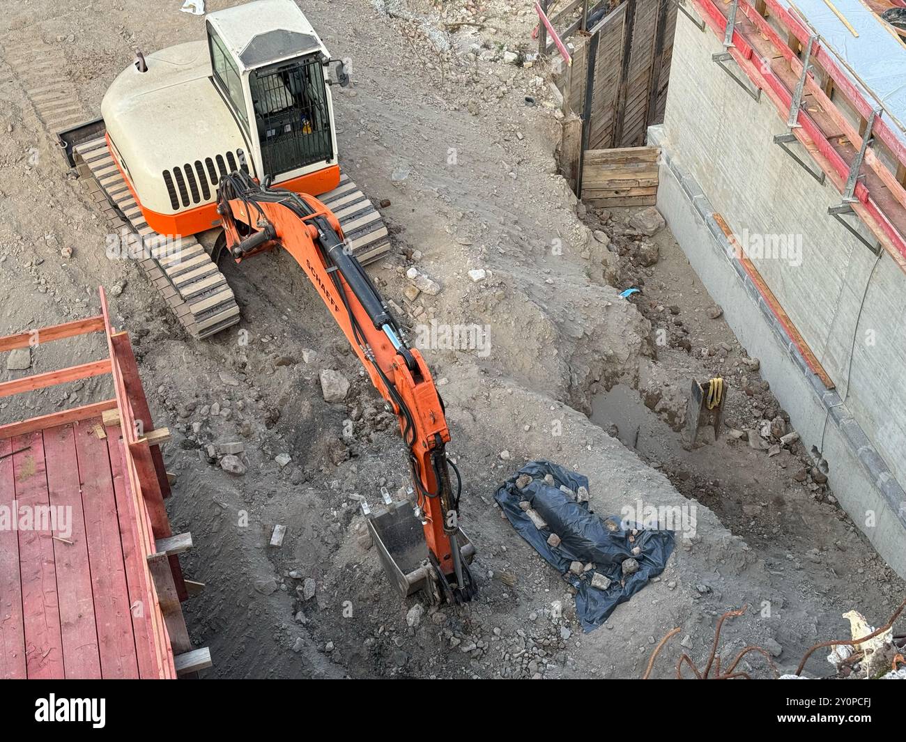 Koblenz, Deutschland. September 2024. Eine amerikanische 250 kg schwere Luftbombe aus dem Zweiten Weltkrieg liegt vor einem Bagger vor dem Kurpalast in Koblenz bedeckt. Die Sprengvorrichtung wurde bei Bauarbeiten an der neuen Pfaffendorfer Brücke gefunden und konnte zunächst nicht entschärft werden. Experten diskutieren die nächsten Schritte Credit: Thomas Frey/dpa/Alamy Live News Stockfoto