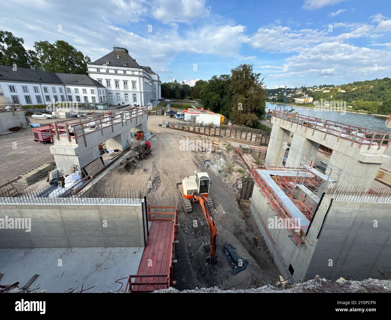 Koblenz, Deutschland. September 2024. Eine amerikanische 250 kg schwere Luftbombe aus dem Zweiten Weltkrieg liegt vor einem Bagger vor dem Kurpalast in Koblenz. Die Sprengvorrichtung wurde bei Bauarbeiten an der neuen Pfaffendorfer Brücke gefunden und konnte zunächst nicht entschärft werden. Experten diskutieren die nächsten Schritte Credit: Thomas Frey/dpa/Alamy Live News Stockfoto