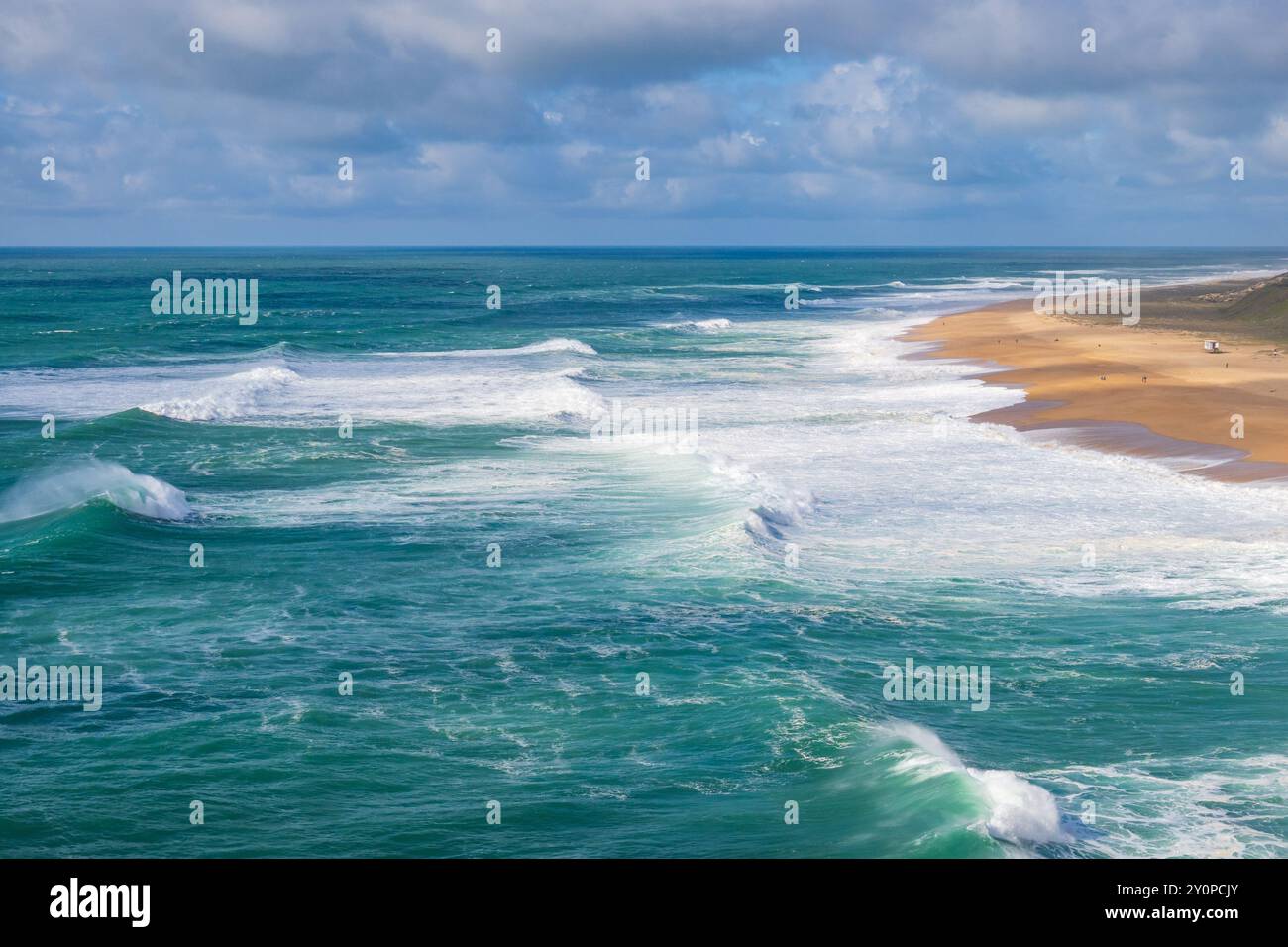 Nazare's North Beach (Praia do Norte, Nazare). Weltrekord der größten Welle. Strand mit rauem Meer. Stockfoto