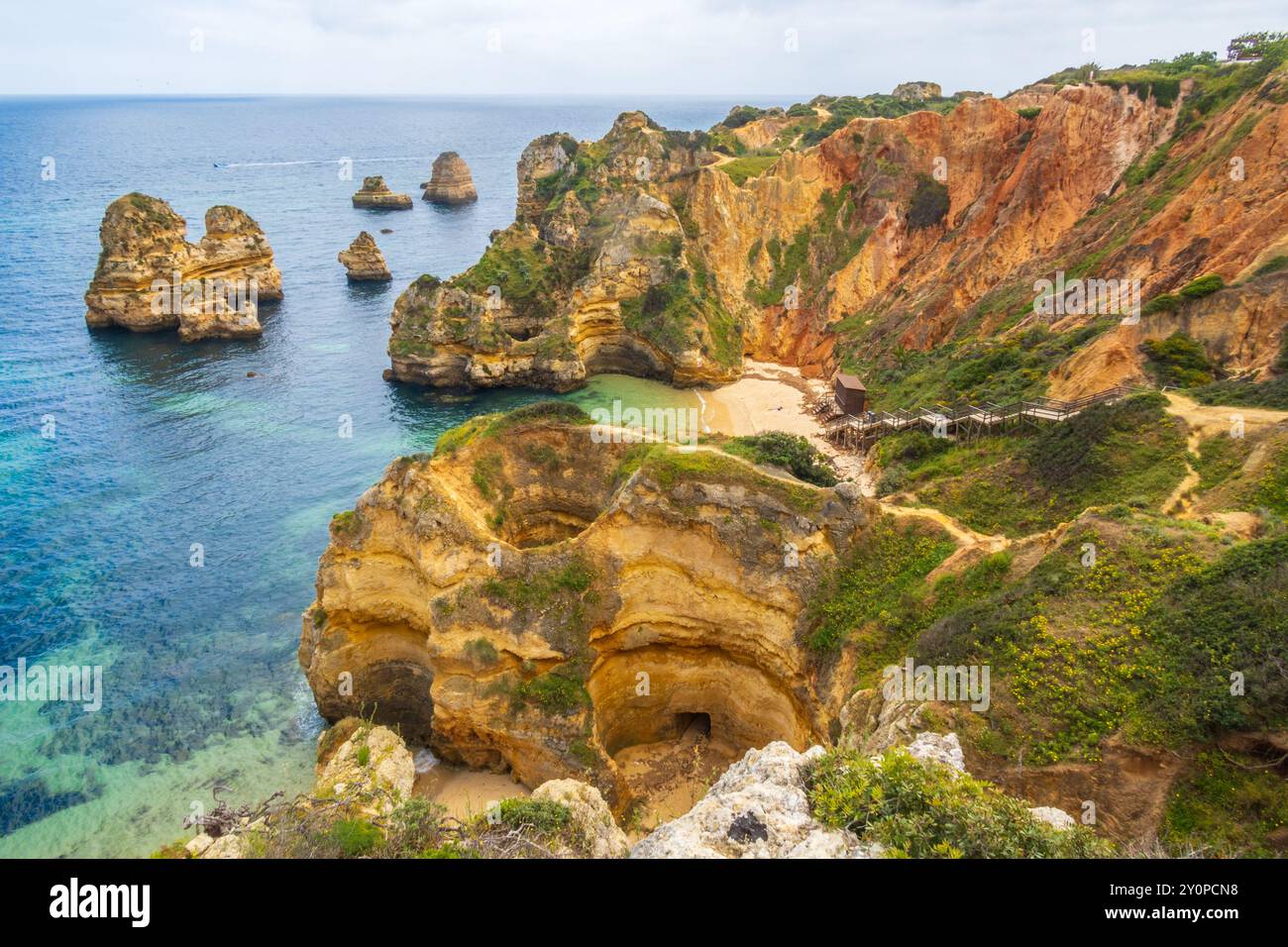 Landschaftsfotografie mit Blick auf Praia do Camilo in der Nähe von Lagos, dem berühmten Strand an der Algarve, Portugal Stockfoto