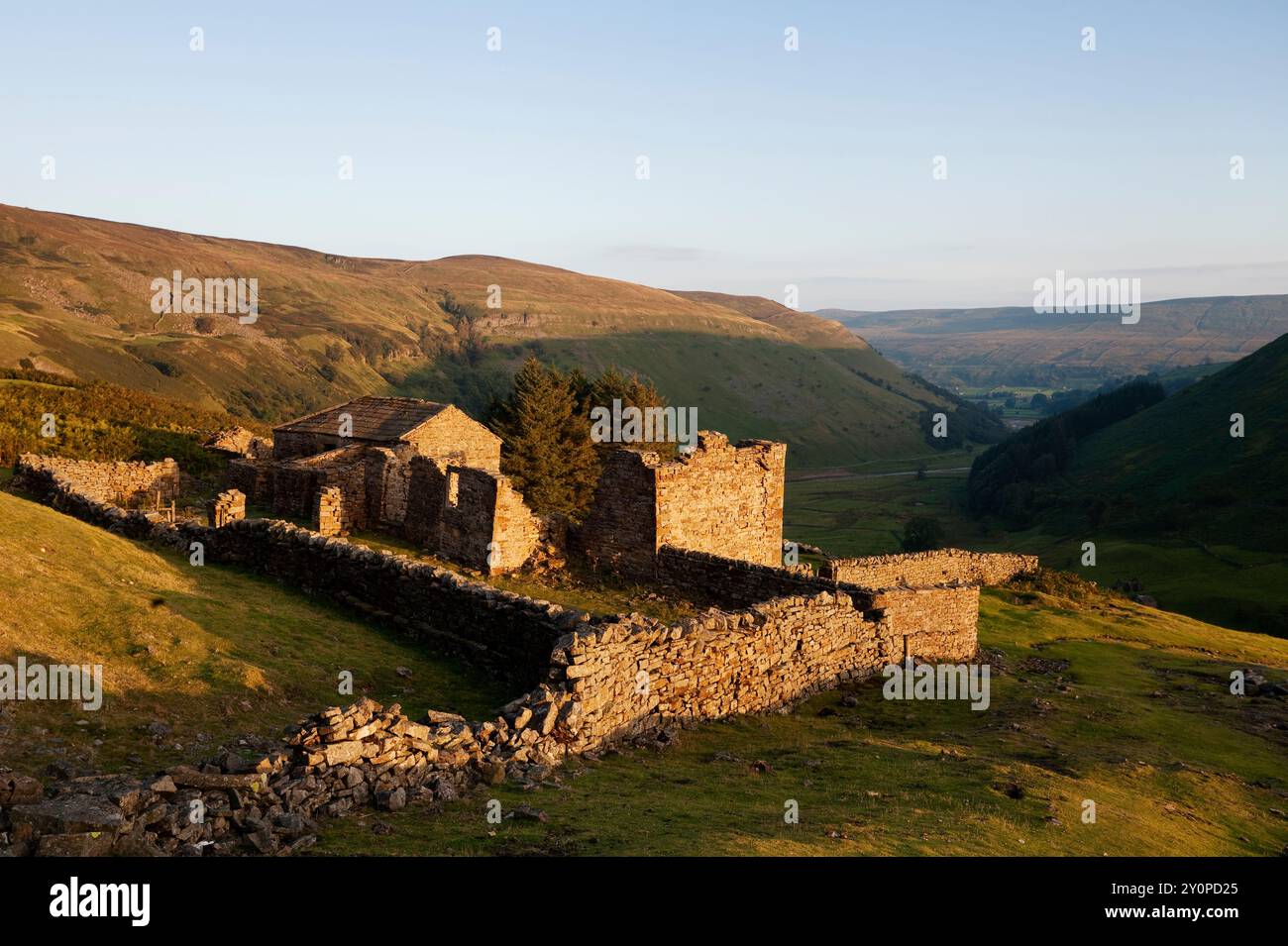 Die Ruine der Crackpot Hall oberhalb des River Swale in Swaedale, Yorkshire Dales, Großbritannien Stockfoto
