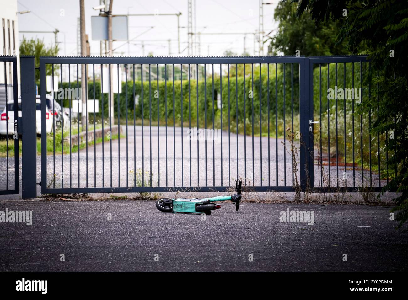 Elektro-Roller liegt vor einem Tor Stockfoto