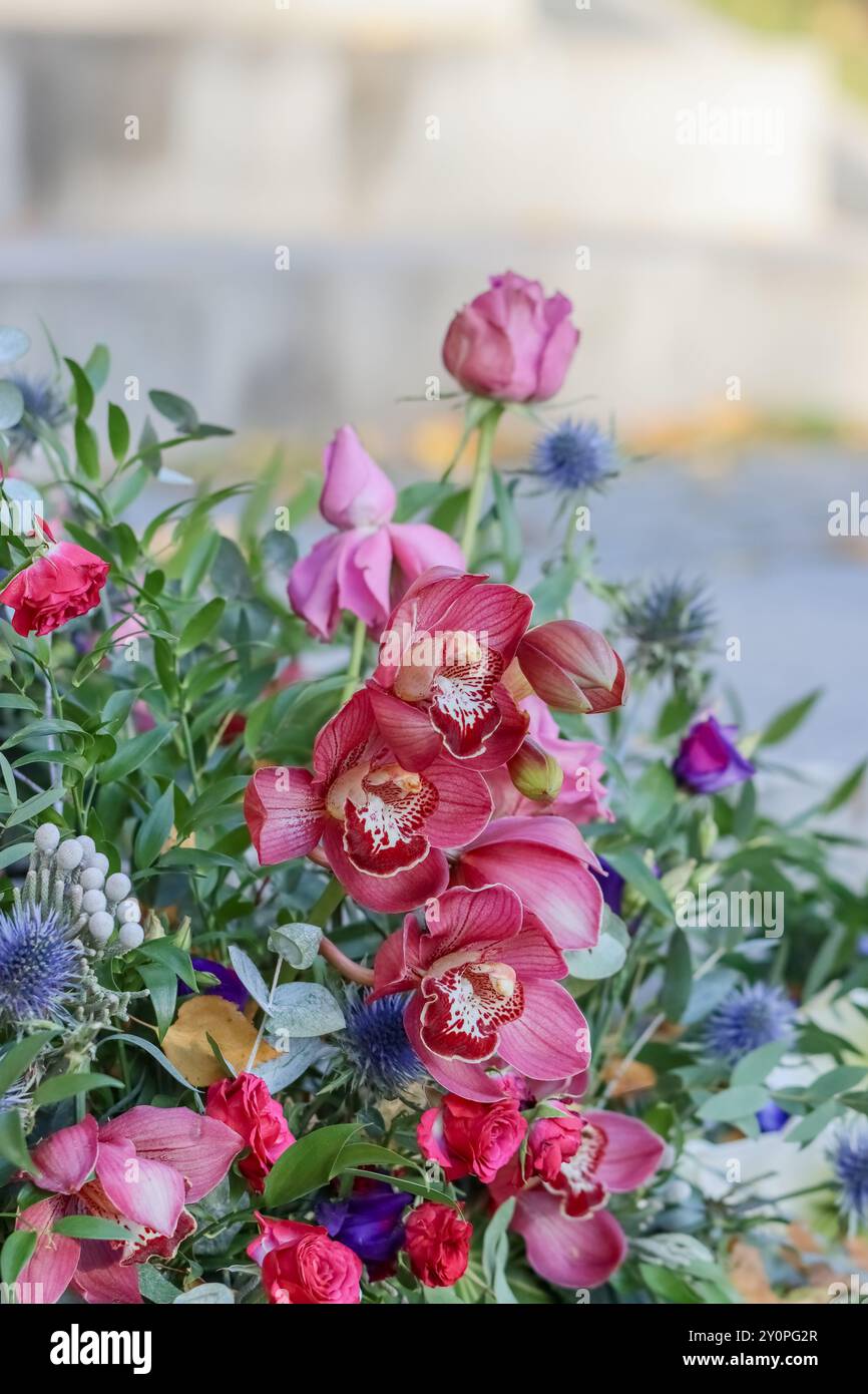 Schöne Grabblumen auf dem Friedhof. Verwandte wollen sich mit Blumen an die Verstorbenen erinnern. Ein wunderschöner Blumenstrauß tröstet trauernde Verwandte. Stockfoto
