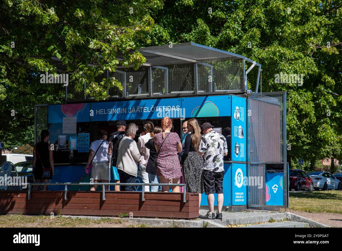 Menschen stehen vor dem Helsingin Jäätelötehdas-Eiskiosk im Stadtteil Ullanlinna in Helsinki, Finnland Stockfoto
