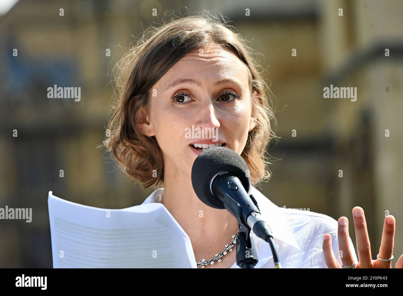 London, Großbritannien. September 2024. Die Sprecherin Dr. Alice Brough lehnt die Gesetzgebung der britischen Regierung ab, die die Keulung von Dachsen vorschreibt. In einem Jahrzehnt wurden mehr als die Hälfte der britischen Dachse ausgerottet. Die Demonstranten behaupten, dass das Versprechen der Labour-Regierung, die Keulung zu töten, sie für weitere fünf Jahre zurückgestellt habe. Komisch, obwohl die britische Regierung das Schlachten von Tieren legalisiert hat, um Tierquälerei in einem anderen Land zu entschuldigen? Jede Form von Tierquälerei ist falsch. Heißt das nicht, dass deine in Ordnung ist, aber nicht das des anderen? (Foto: Siehe Li/Photo Capital) Credit: Siehe Li/Picture Capital/Alamy Live News Stockfoto