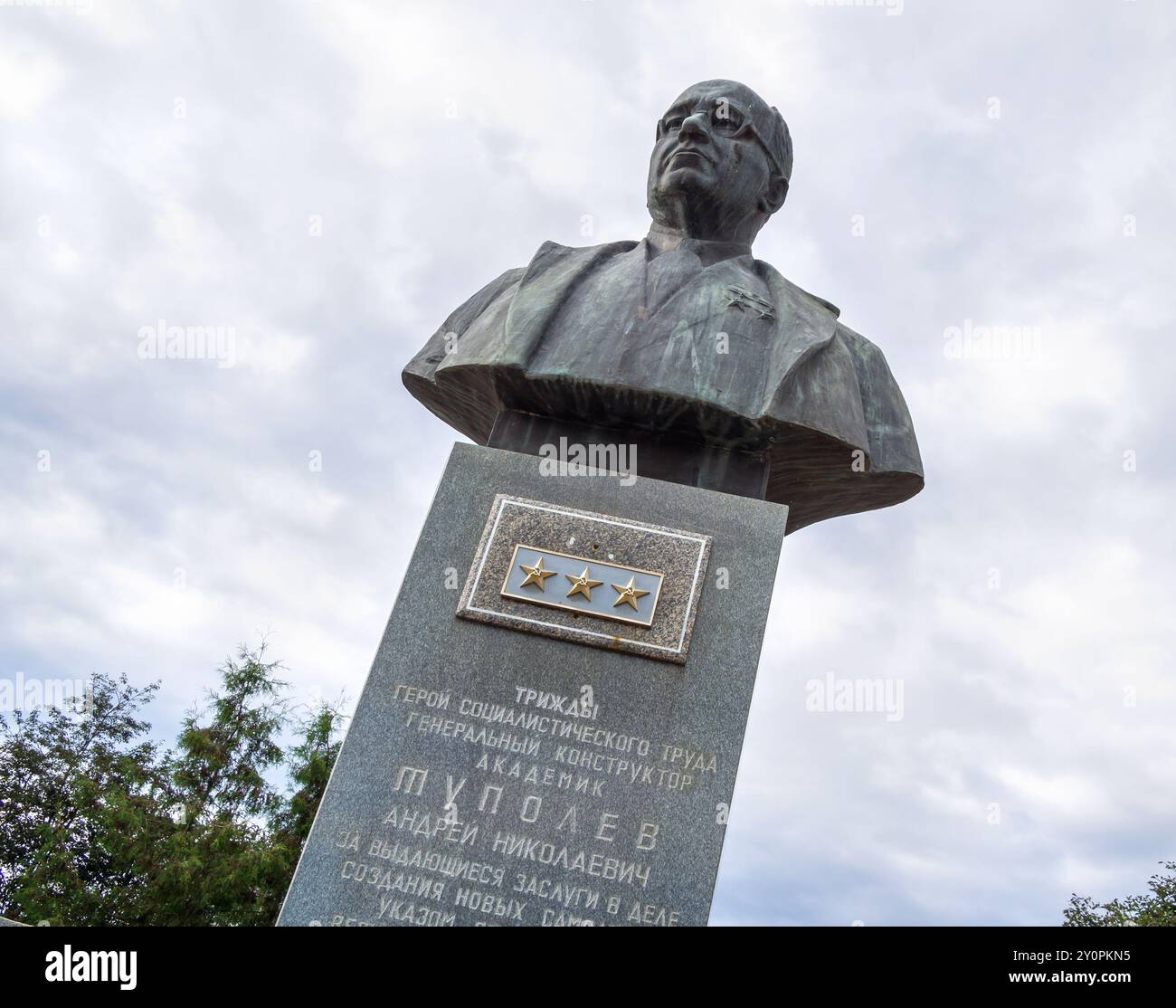 Kimry, Russland - 22. August 2023: Fragment des Denkmals für den Flugzeugdesigner A.N. Tupolev in der Stadt Kimry, Region Tver Stockfoto