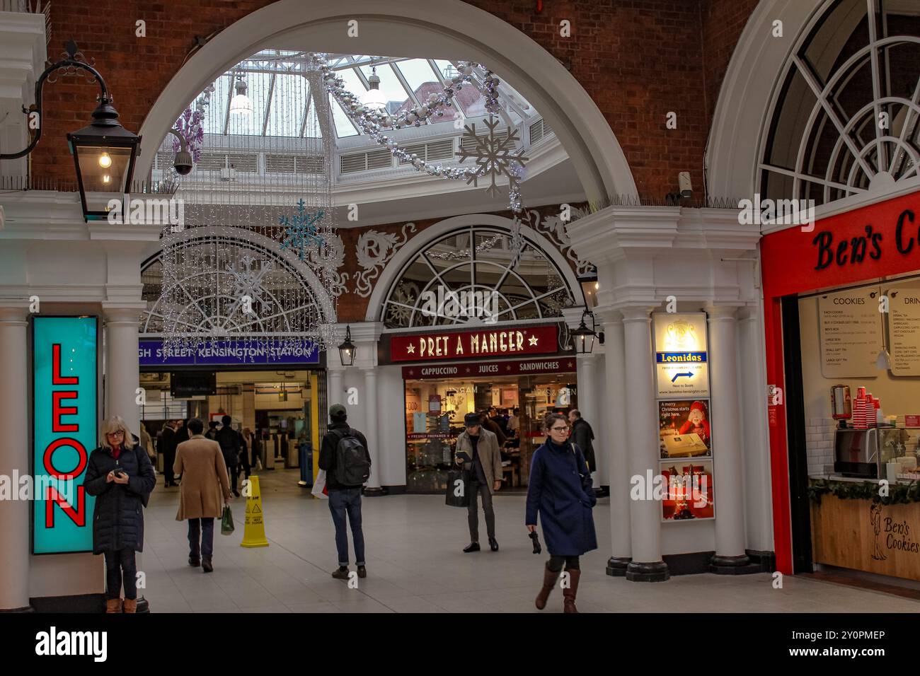 Weihnachtsdekoration an der High Street Kensington Station Stockfoto