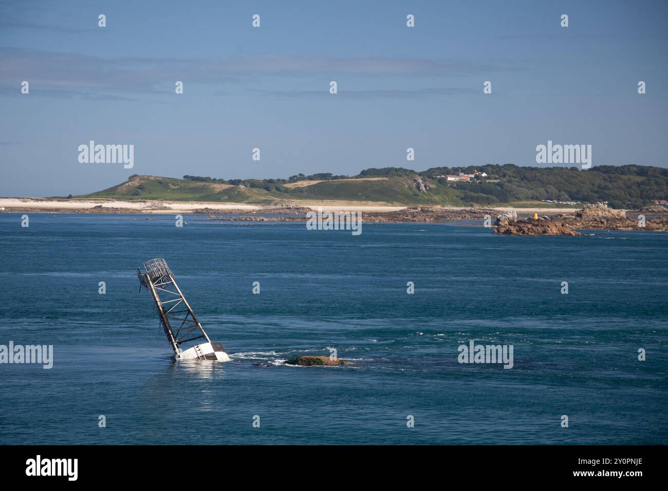 Boje im Little Russell Channel mit der Insel Herm im Hintergrund, in der Nähe von St. Peter Port, Guernsey, Kanalinseln Stockfoto