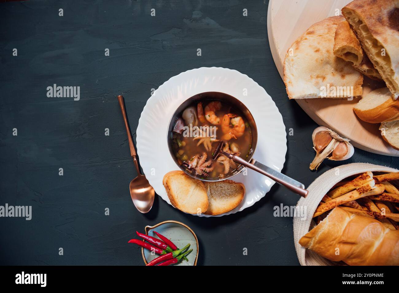 Suppe aus dem Meer von Produkten und Brot für Lebensmittel Stockfoto
