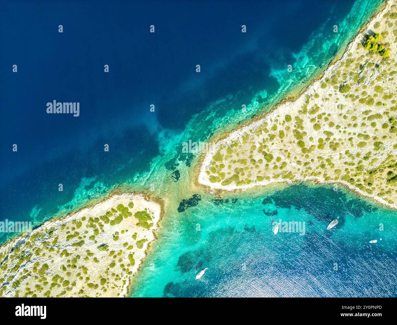 Kornati-Inseln, Kroatien - 2. August 2024: Aus der Vogelperspektive des berühmten Segeltörns an der Adria, Nationalpark des Kornati-Archipels. Dalmatien Stockfoto