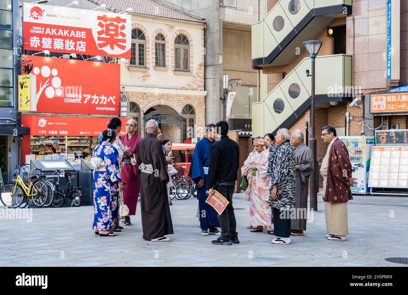 Osaka, Japan - 05.04.2024: Organisierte Gruppe von Touristen aus Indien mit einem Reiseleiter, der Osaka in Japan besucht. Stockfoto