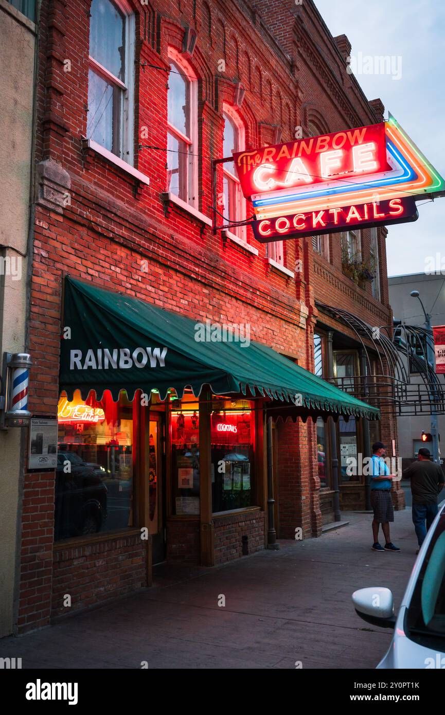 Die lokale Bar oder Taverne des Rainbow Cafe in Pendleton ODER, USA. Die Bar ist seit den 1870er Jahren am selben Ort tätig Stockfoto