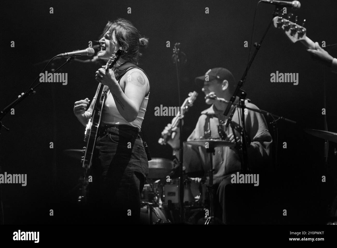 BIG THIEF, KONZERT, 2024: Die Band Big Thief unter der Leitung von Adrianne Lenker bespricht die Hauptbühne der Berge mit ihrem kürzlich geänderten Line-up. Tag 3 des Green man Festivals 2024 im Glanusk Park, Brecon, Wales am 17. August 2024. Foto: Rob Watkins. INFO: Big Thief ist eine US-amerikanische Indie-Rock-Band, die für ihr raues, emotionales Songwriting und ihre komplizierte Instrumentierung bekannt ist. Unter der Leitung von Adrianne Lenker verbindet ihre Musik Folk-, Rock- und Indie-Elemente und kreiert intime, stimmungsvolle Songs, die Themen Liebe, Verlust und Natur thematisieren. Stockfoto