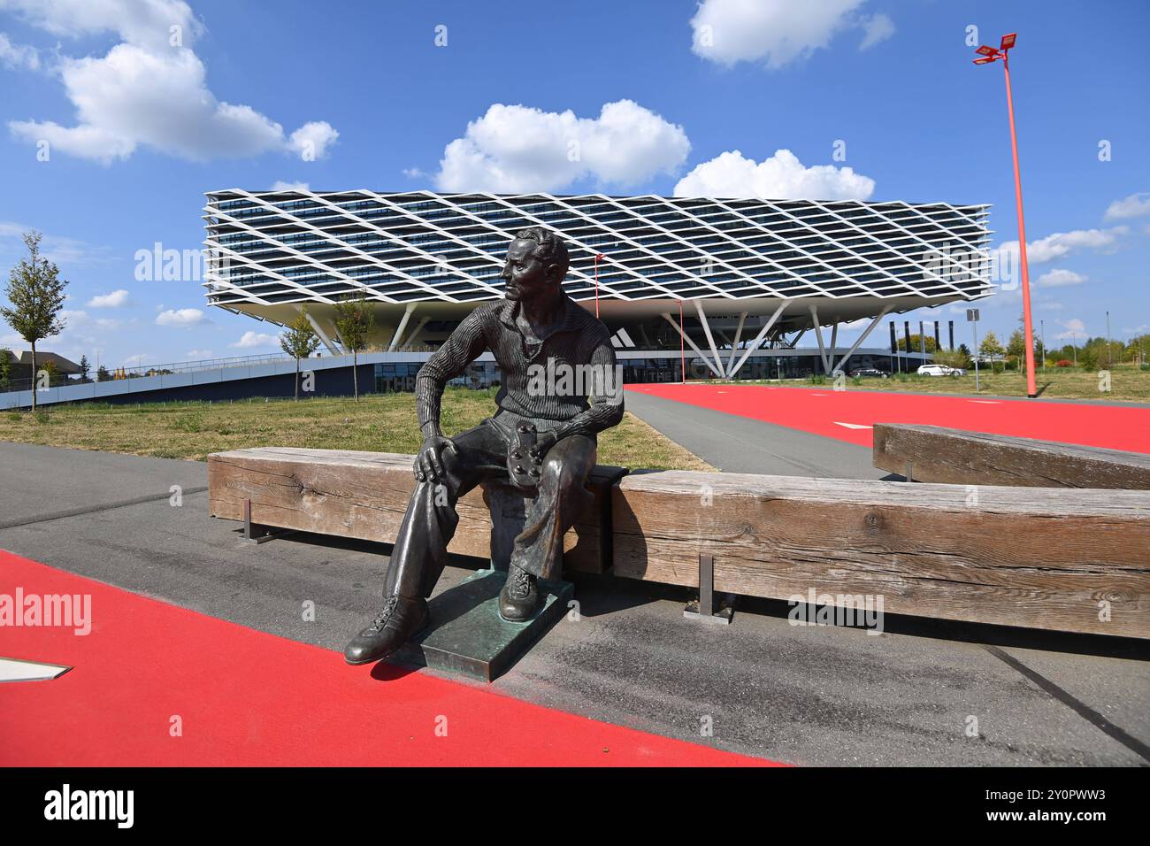 Adidas Konzernzentrale Herzo Base in Herzogenaurach, Skulptur von Adi Dassler. *** Adidas Firmenzentrale Herzo Base in Herzogenaurach, Skulptur von Adi Dassler Stockfoto