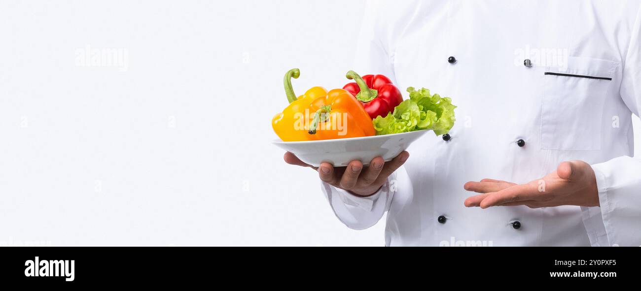 Unerkennbarer Chef-Halteplatte Mit Gemüse Über Weißem Hintergrund, Panorama Stockfoto