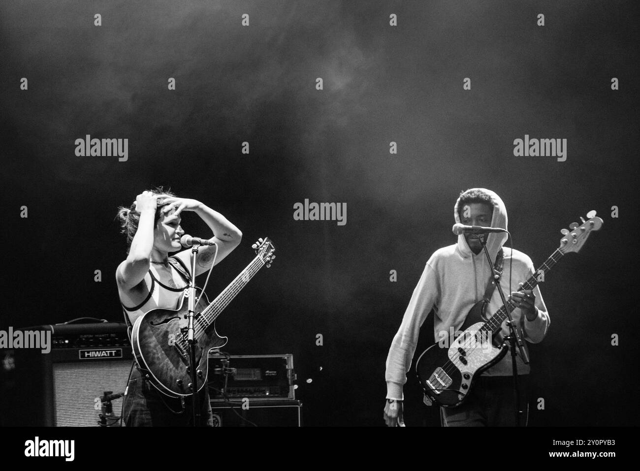 BIG THIEF, KONZERT, 2024: Die Band Big Thief unter der Leitung von Adrianne Lenker bespricht die Hauptbühne der Berge mit ihrem kürzlich geänderten Line-up. Tag 3 des Green man Festivals 2024 im Glanusk Park, Brecon, Wales am 17. August 2024. Foto: Rob Watkins. INFO: Big Thief ist eine US-amerikanische Indie-Rock-Band, die für ihr raues, emotionales Songwriting und ihre komplizierte Instrumentierung bekannt ist. Unter der Leitung von Adrianne Lenker verbindet ihre Musik Folk-, Rock- und Indie-Elemente und kreiert intime, stimmungsvolle Songs, die Themen Liebe, Verlust und Natur thematisieren. Stockfoto