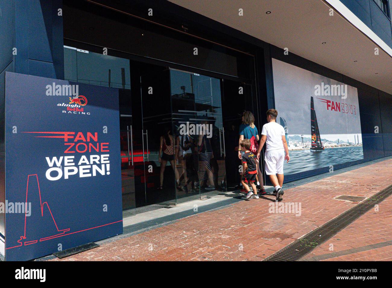 America's Cup - Base Alinghi Red Bull Racing (SUI) während des 37. America's Cup Louis Vuitton - Village, Segelrennen in Barcelona, Spanien, 03. September 2024 Stockfoto