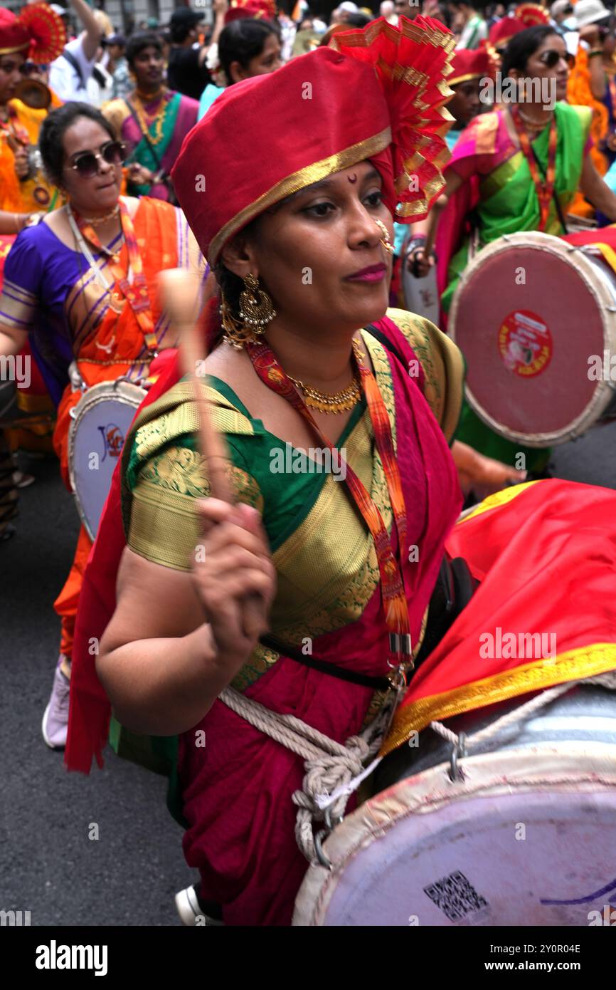 India Day Parade, gesponsert von FIA, Federation of Indian Associations, auf der Madison Avenue in New York City. Trommeln und Tänzer unterhalten die Massen Stockfoto