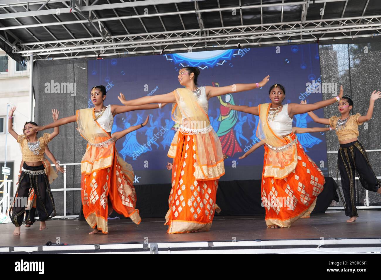 India Day Parade, gesponsert von FIA, Federation of Indian Associations, auf der Madison Avenue in New York City. Die junge weibliche Indian Dance Group tritt im auf Stockfoto