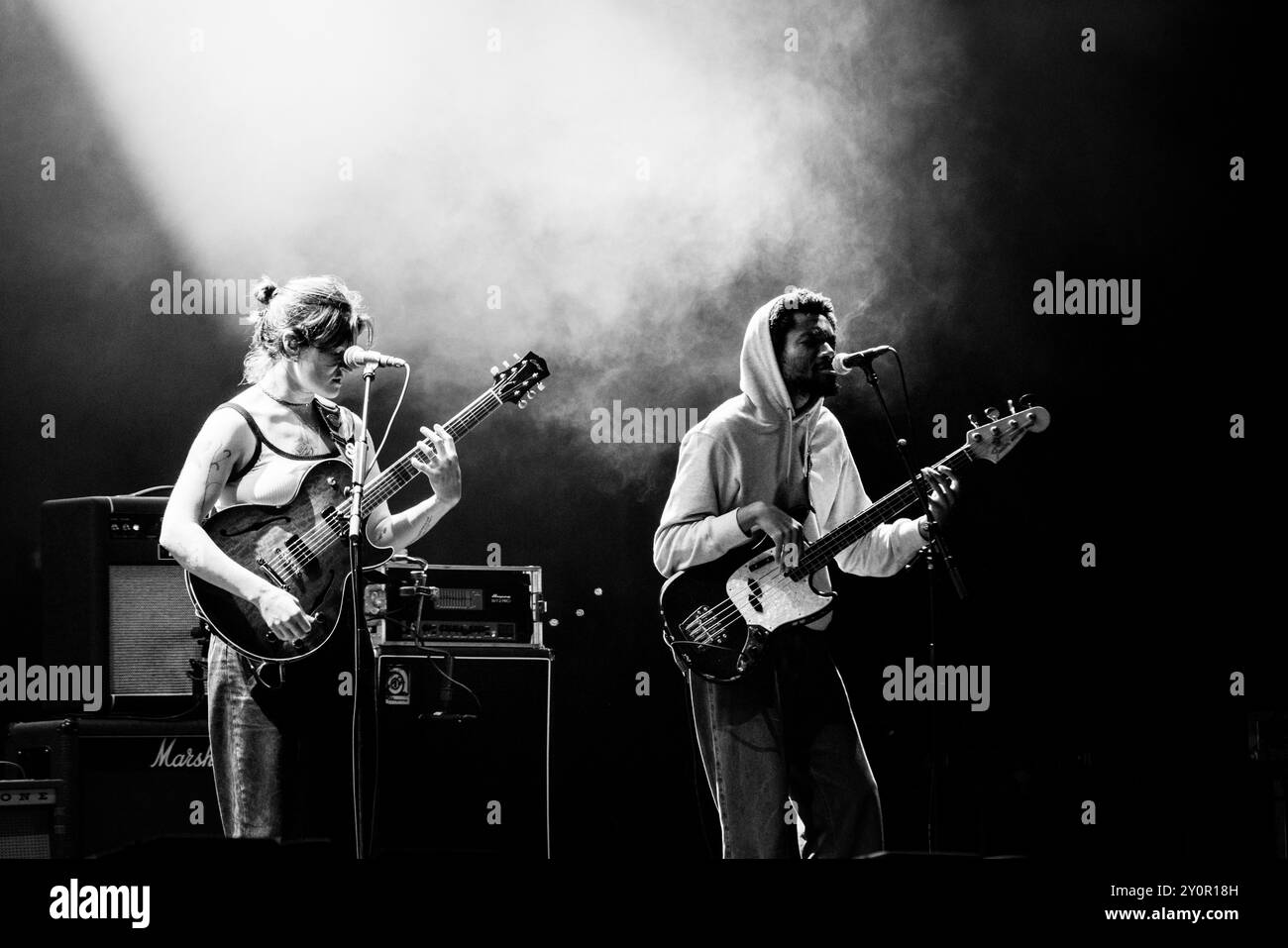 BIG THIEF, KONZERT, 2024: Die Band Big Thief unter der Leitung von Adrianne Lenker bespricht die Hauptbühne der Berge mit ihrem kürzlich geänderten Line-up. Tag 3 des Green man Festivals 2024 im Glanusk Park, Brecon, Wales am 17. August 2024. Foto: Rob Watkins. INFO: Big Thief ist eine US-amerikanische Indie-Rock-Band, die für ihr raues, emotionales Songwriting und ihre komplizierte Instrumentierung bekannt ist. Unter der Leitung von Adrianne Lenker verbindet ihre Musik Folk-, Rock- und Indie-Elemente und kreiert intime, stimmungsvolle Songs, die Themen Liebe, Verlust und Natur thematisieren. Stockfoto