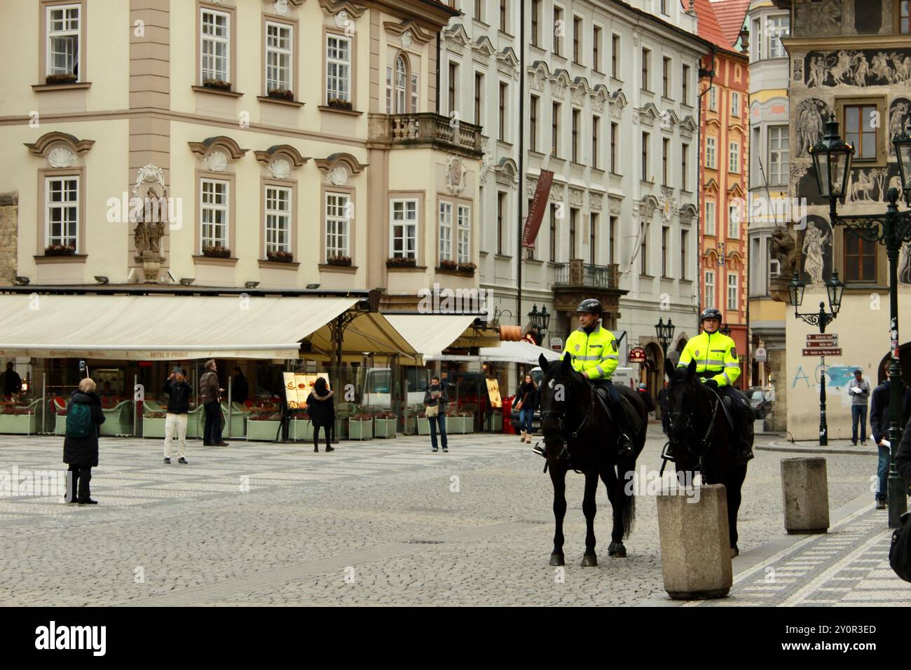 Prag, Tschechische Republik - 1. Januar 2016: Berittene Polizei auf der Straße der Altstadt Stockfoto