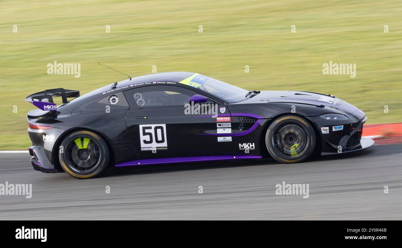 Peter Montaque / Stuart Hall MKH Racing Aston Martin GT4 während der British Endurance Championship 2023 in Snetterton, Norfolk, Großbritannien. Stockfoto