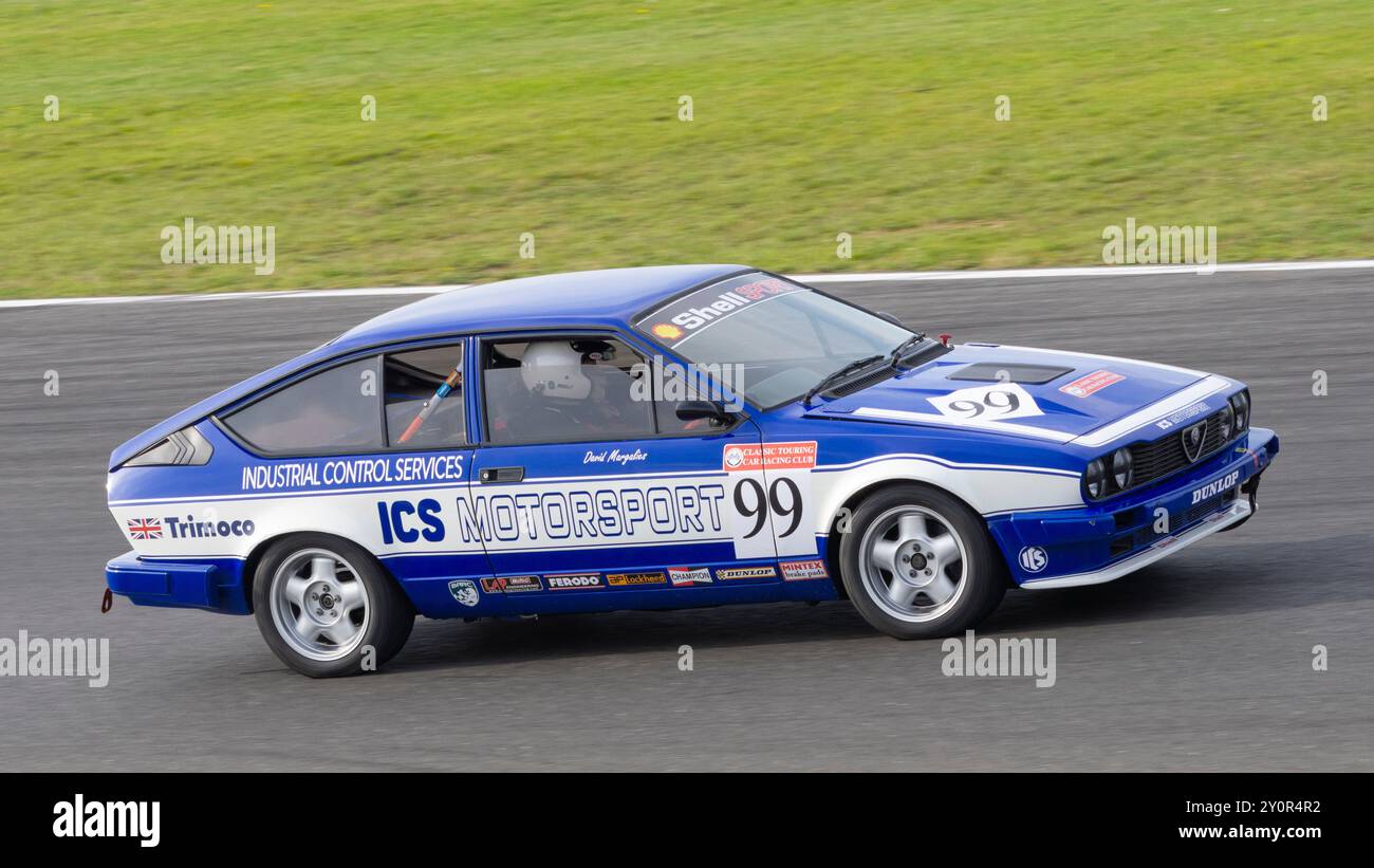 David Margalies in seinem Alfa Romeo GTV6 während des Classic Touring Car Racing Club Rennens 2023 in Snetterton, Norfolk, Großbritannien. Stockfoto