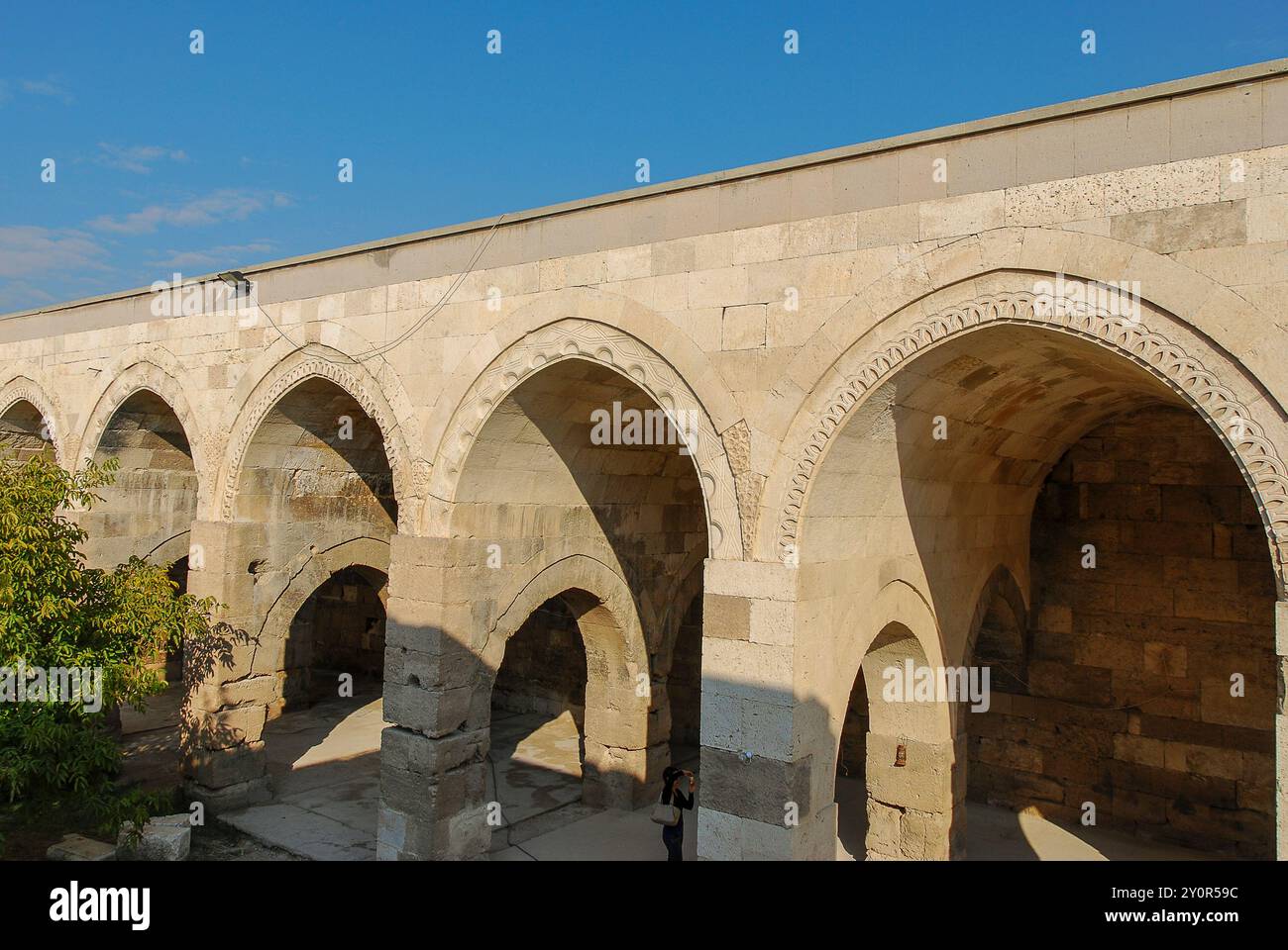 Sultanhani Caravanserai, Konya, Türkei. In alten Zeiten halten der Handelsplatz und der Wohnwagen an. Gebäudearchitektur von 1229. Stockfoto