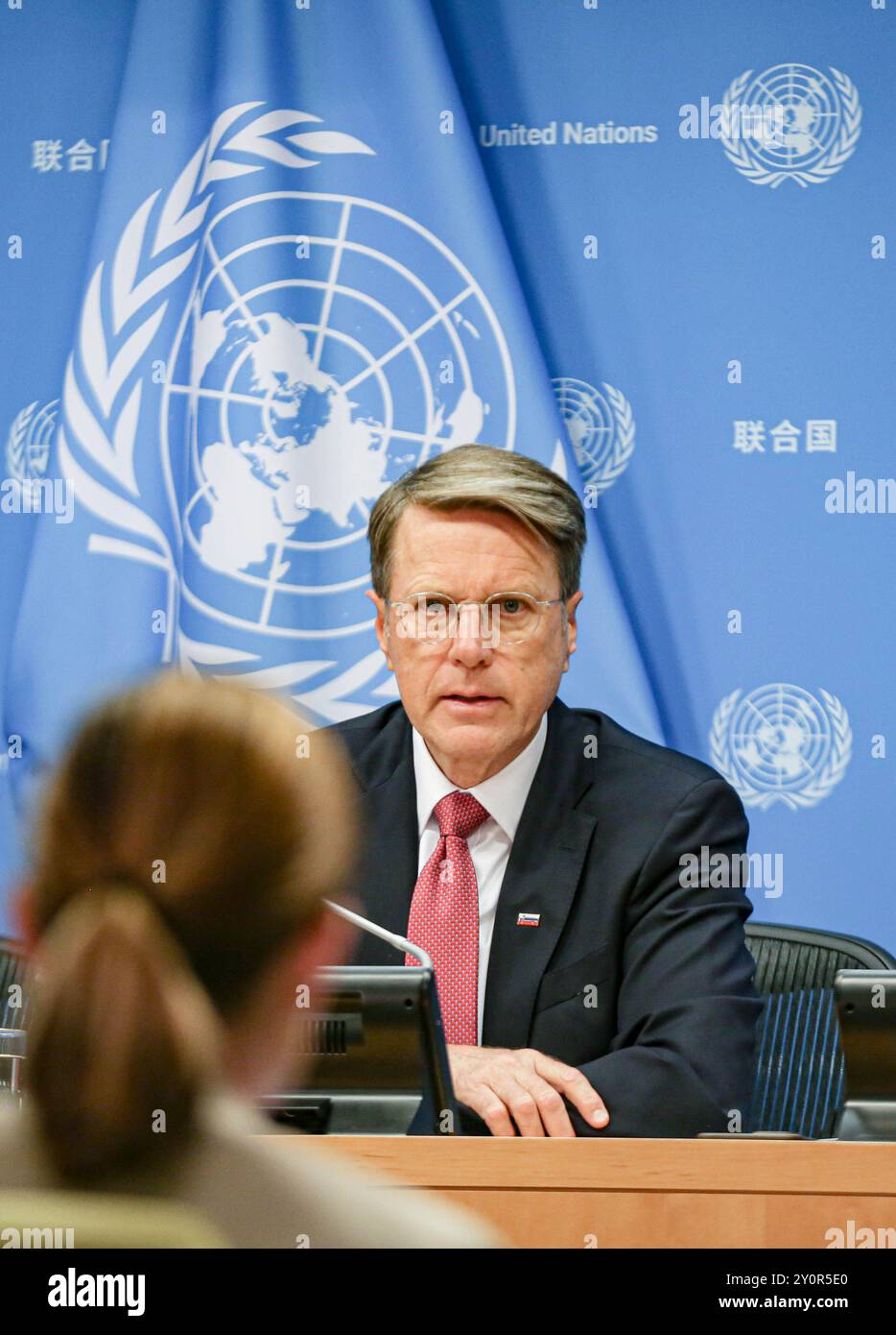 New York, New York, USA. September 2024. SAMUEL ZBOGAR (R) Vertreter Sloweniens Botschafter der Presse am ersten Tag als Präsident des Sicherheitsrats für den Monat September. Neben ihm sitzt KLEMEN PONIKVAR (L), politischer Koordinator des VN-Sicherheitsrates und der slowenischen Mission. Dies ist das zweite Mal, dass Slowenien die Position des Präsidenten übernimmt. Das erste war vor 25 Jahren. (Kreditbild: © Bianca Otero/ZUMA Press Wire) NUR REDAKTIONELLE VERWENDUNG! Nicht für kommerzielle ZWECKE! Stockfoto