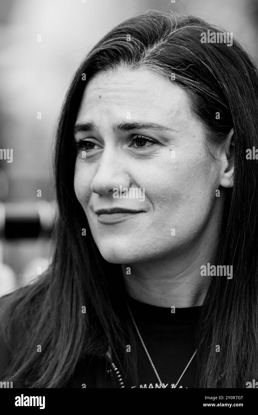 NADINE SHAH, CANDID PORTRAIT, 2024: Sängerin Nadine Shah trifft Fans im Rough Trade Tent. Tag des Green man Festivals 2024 im Glanusk Park, Brecon, Wales. Foto: Rob Watkins. INFO: Nadine Shah ist eine britische Singer-Songwriterin, die für ihre kraftvolle Stimme und ihr emotionales Songwriting bekannt ist. Ihre Musik verbindet Elemente aus Rock, Post-Punk und Soul und thematisiert oft Themen wie Identität, psychische Gesundheit und soziale Themen mit rohen, introspektiven Texten und intensiver Instrumentierung. Stockfoto